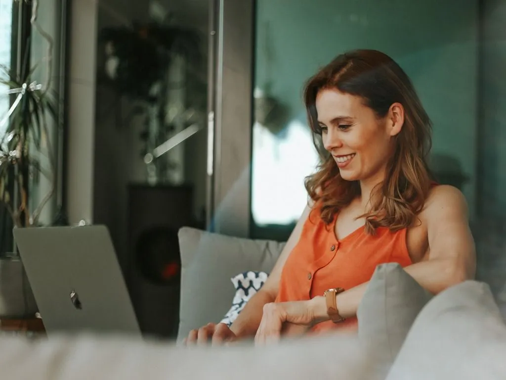 woman-sitting-macbook